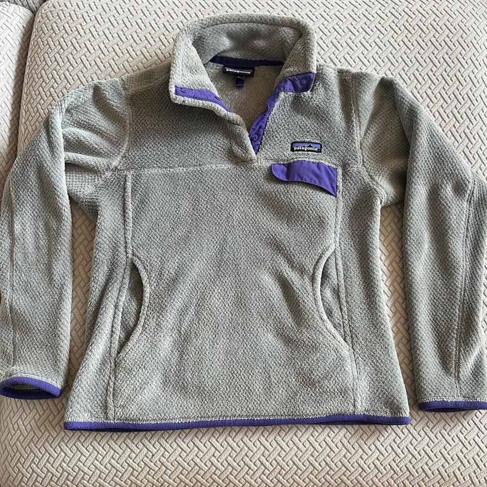 Patagonia Women's Gray and Purple fleece pullover Sweater